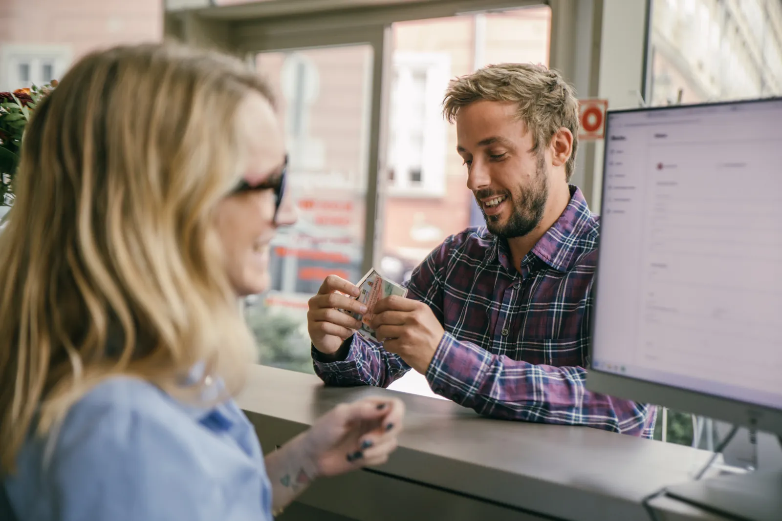 Bizonylat átadása a recepciós pultnál